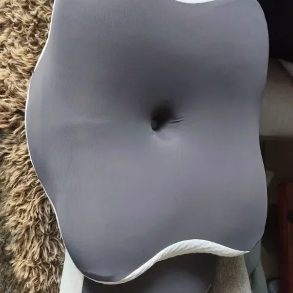 Ergonomisk nackkudde i minnesskum fotograferad av Anna L., verifierad köpare