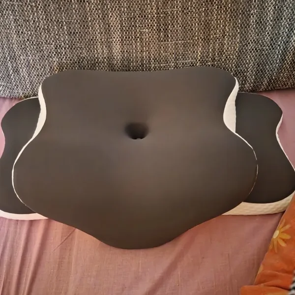 Ergonomisk nackkudde i minnesskum fotograferad av Sofia N., verifierad köpare